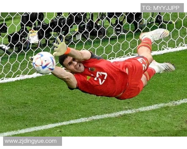 马丁内斯的传奇旅程：从草根球员到世界足坛巨星的奋斗故事